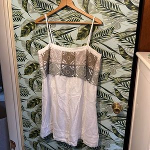 - DD48 white tank wgray greenbrowncream crochet on top Cristina V no sizetag xl